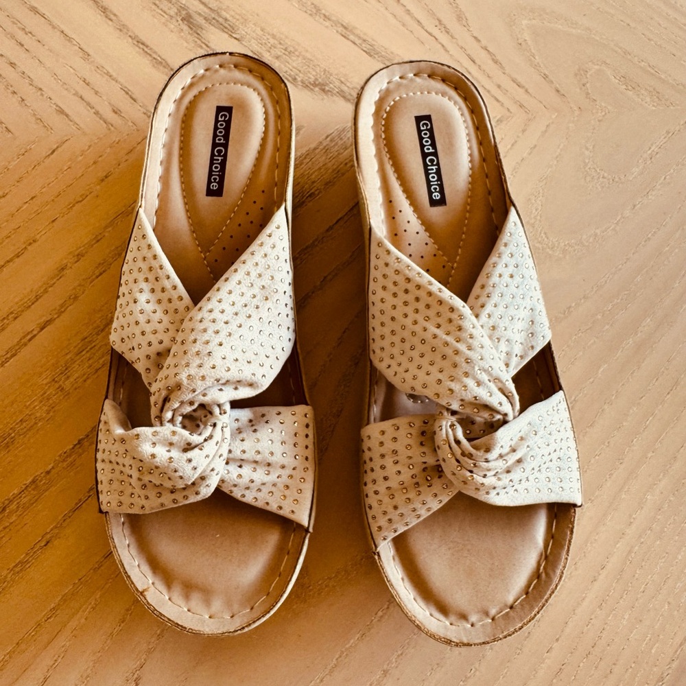 Good Choice Glenna Cream Wedge Sandals / Size 9